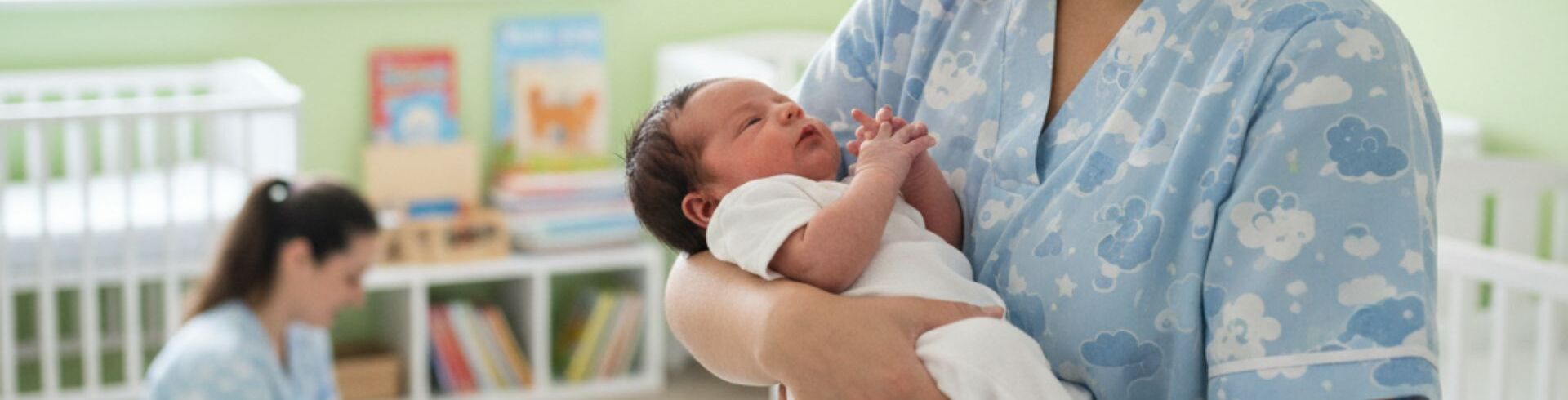 Auxiliaire de puériculture en pouponnière : guide complet du métier